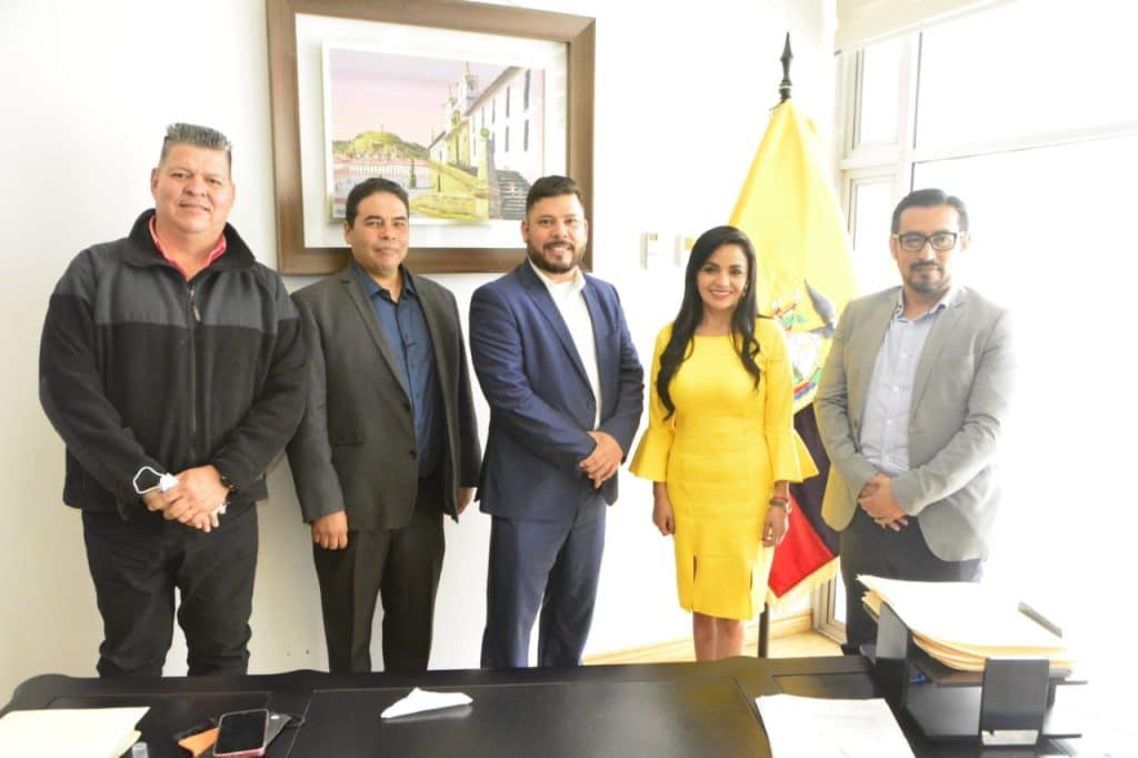 Universidad Ducens visita la Asamblea Nacional en Ecuador