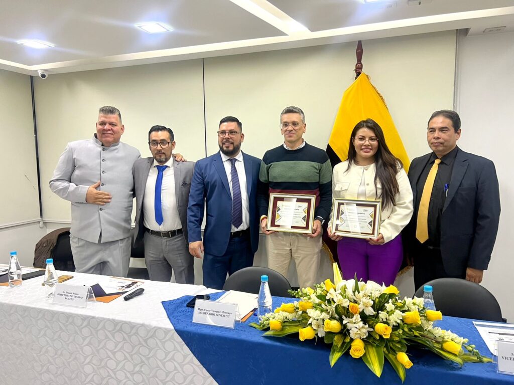 Firma Becas Globo Comun Senescyt Ecuador Universidad Ducens