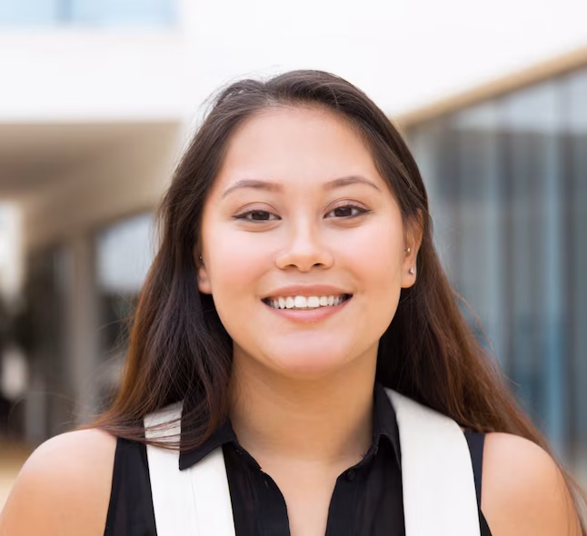 chica feliz estudiante positivo caminando afuera 74855 2292